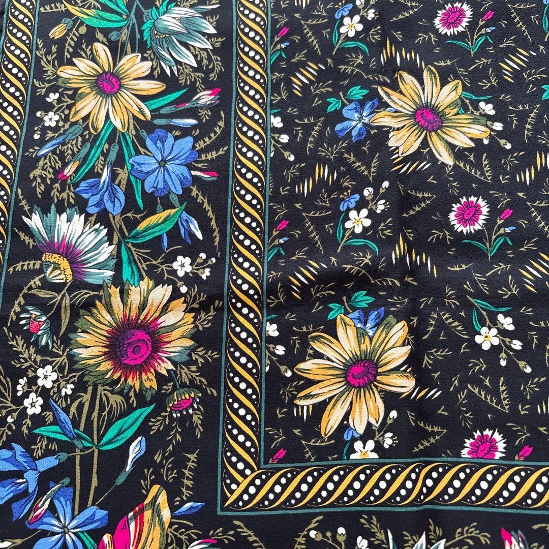 イタリア製　TIFFANY シルク　スカーフ　ティファニー　花柄　ブラック系
