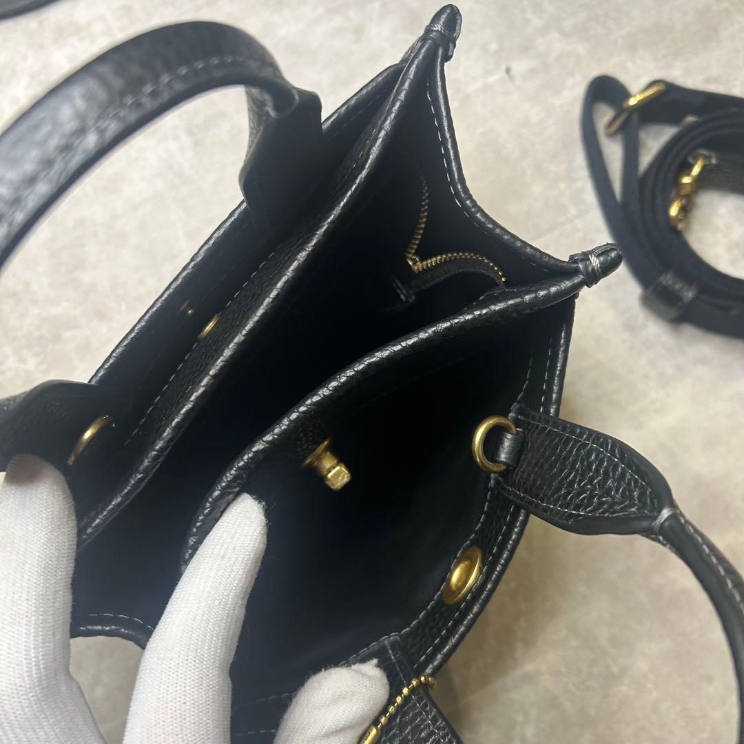 新品同様 コーチ レザー ロゴ 刺繍 カーゴトート ハンド バッグ チャーム付