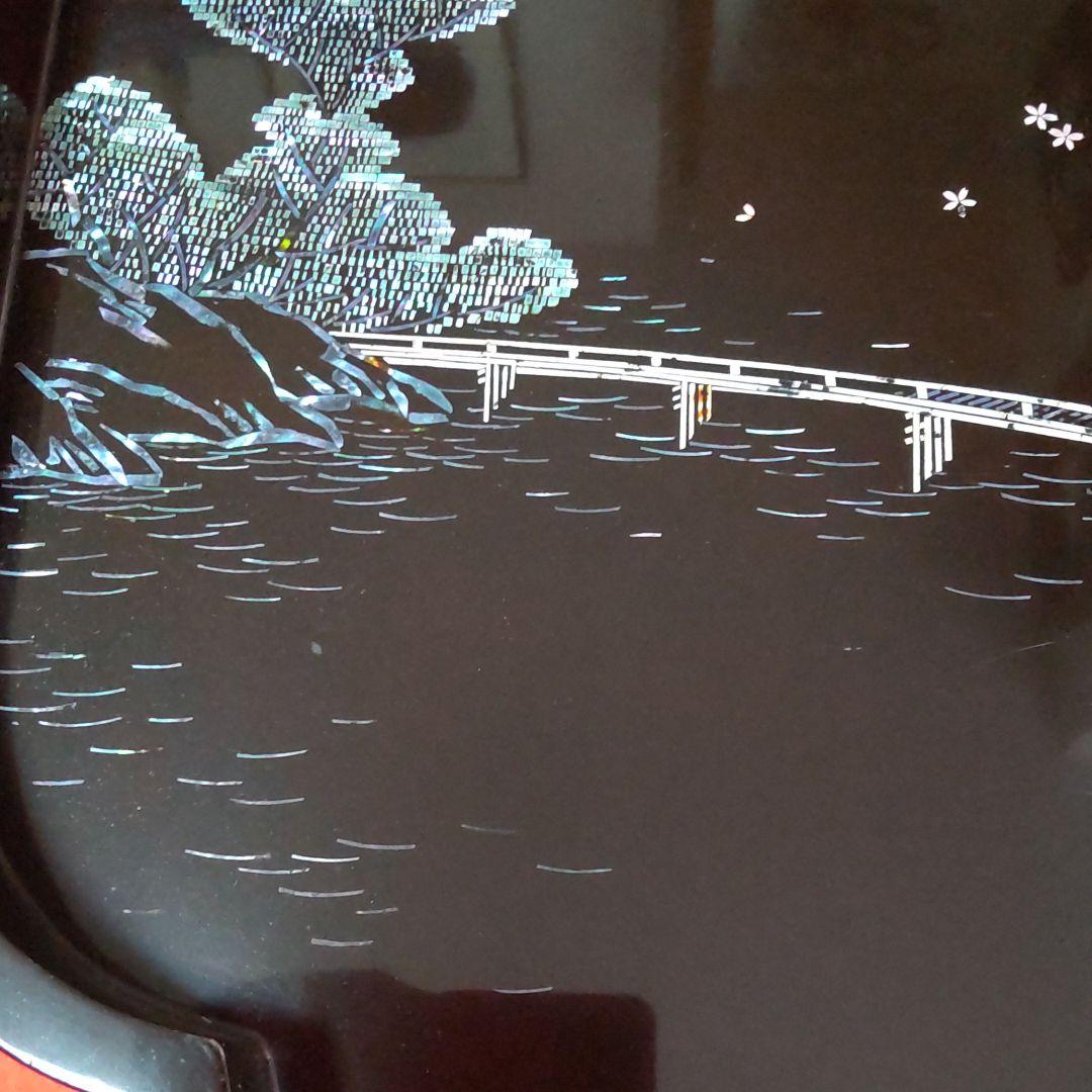 江戸時代、螺鈿蝋色嵐山渡月橋図脚付き広蓋。