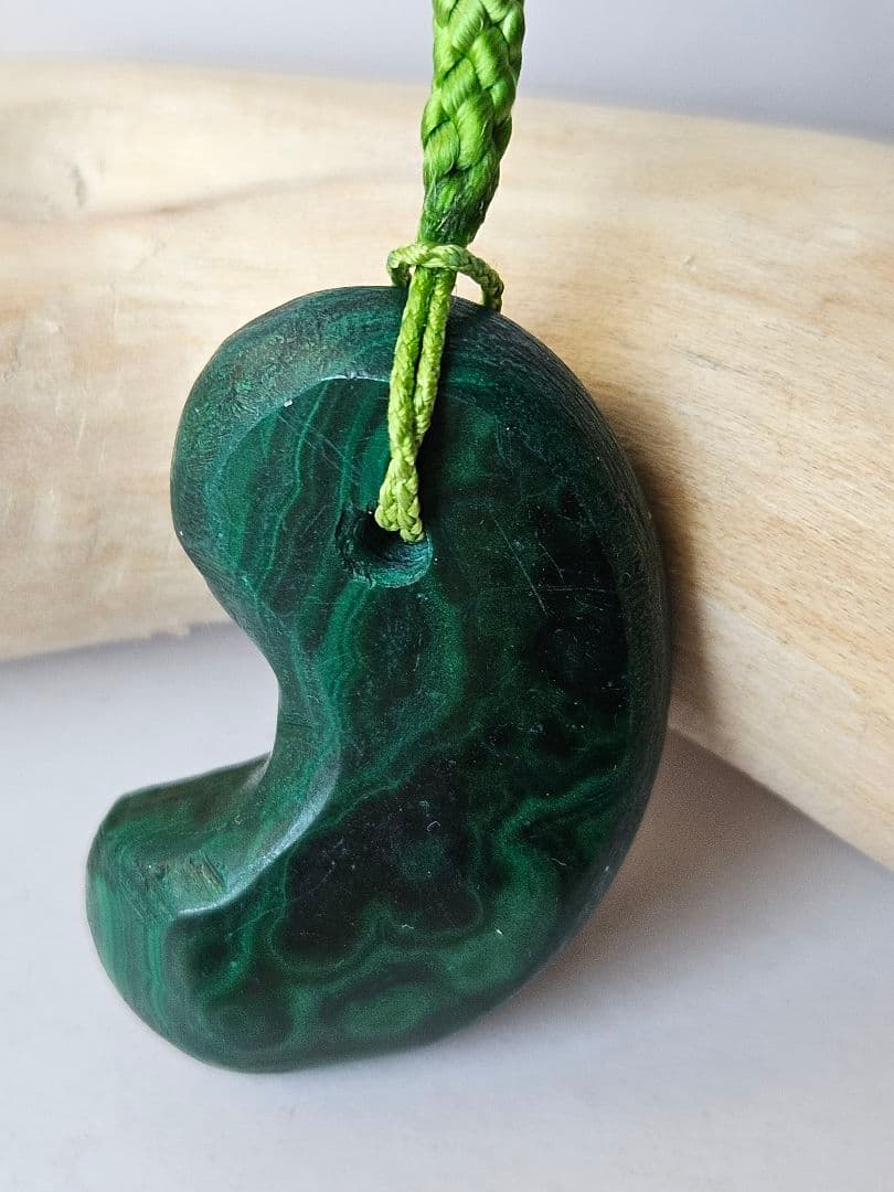 綺麗 緑に黒い 縞 勾玉