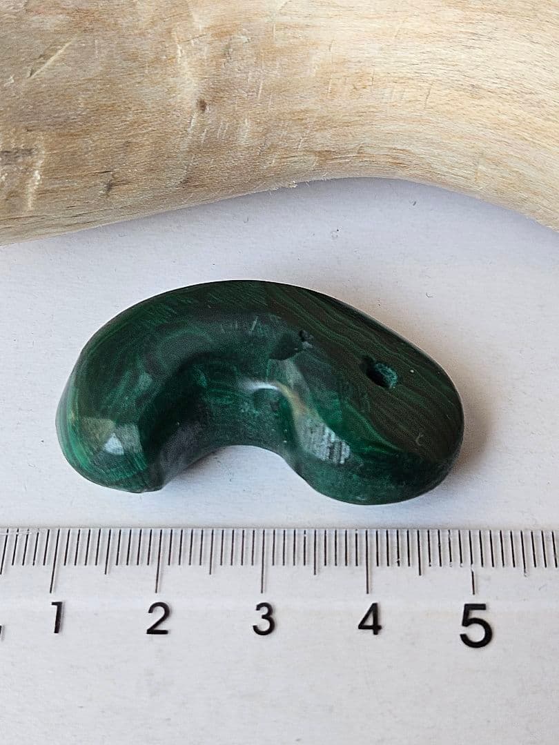 綺麗 緑に黒い 縞 勾玉