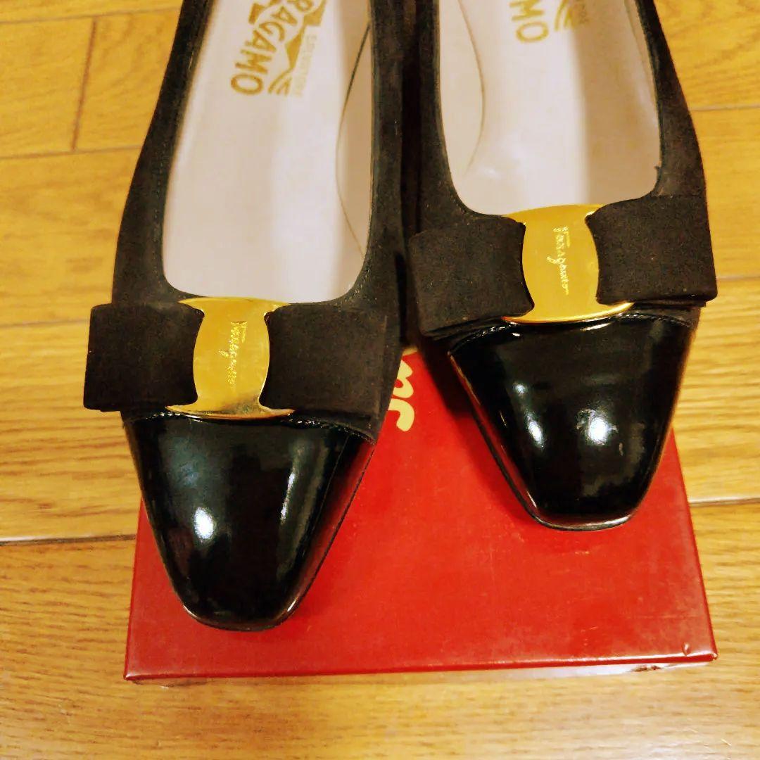 Ferragamo ツーカラー異素材 つま先黒エナメル/茶スエード7C 新品稀