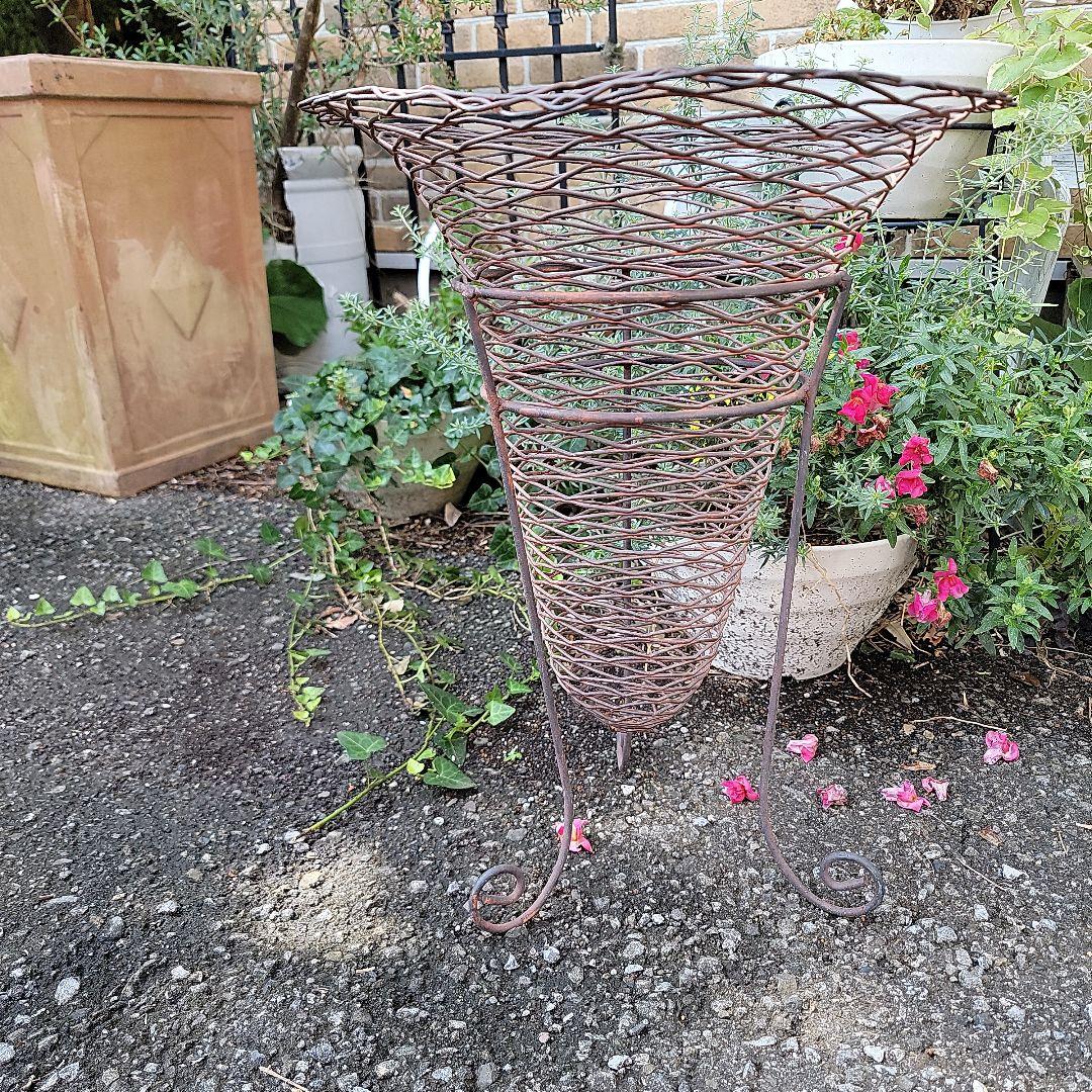 アンティーク-シャビーガーデン　アイアン製コーン型プランターラック　オブジェ