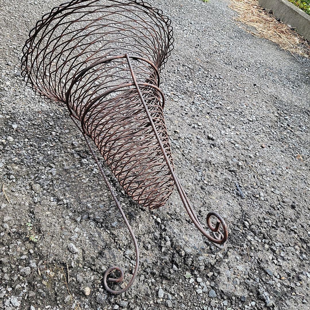 アンティーク-シャビーガーデン　アイアン製コーン型プランターラック　オブジェ