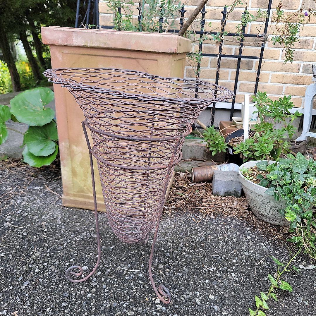 アンティーク-シャビーガーデン　アイアン製コーン型プランターラック　オブジェ