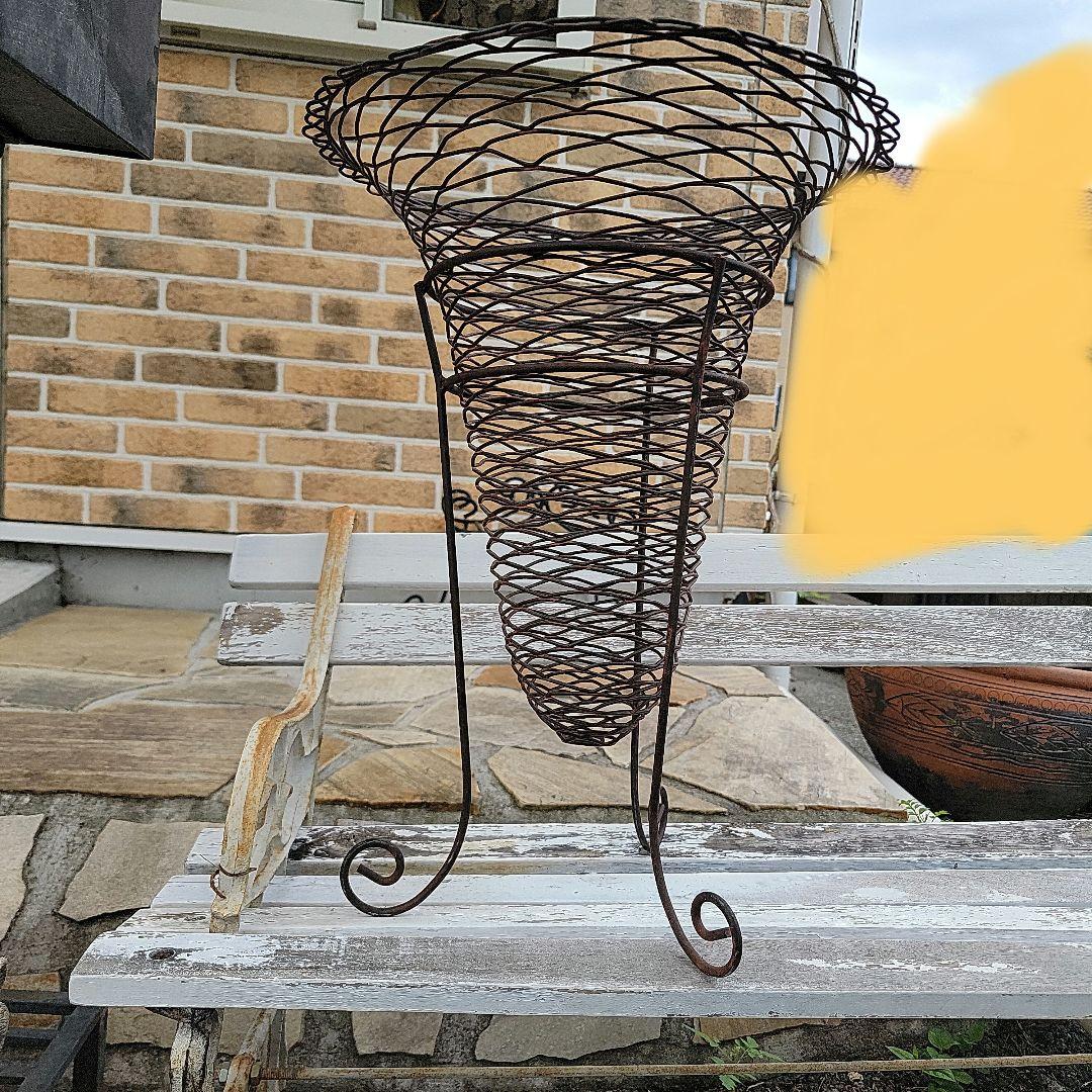 アンティーク-シャビーガーデン　アイアン製コーン型プランターラック　オブジェ
