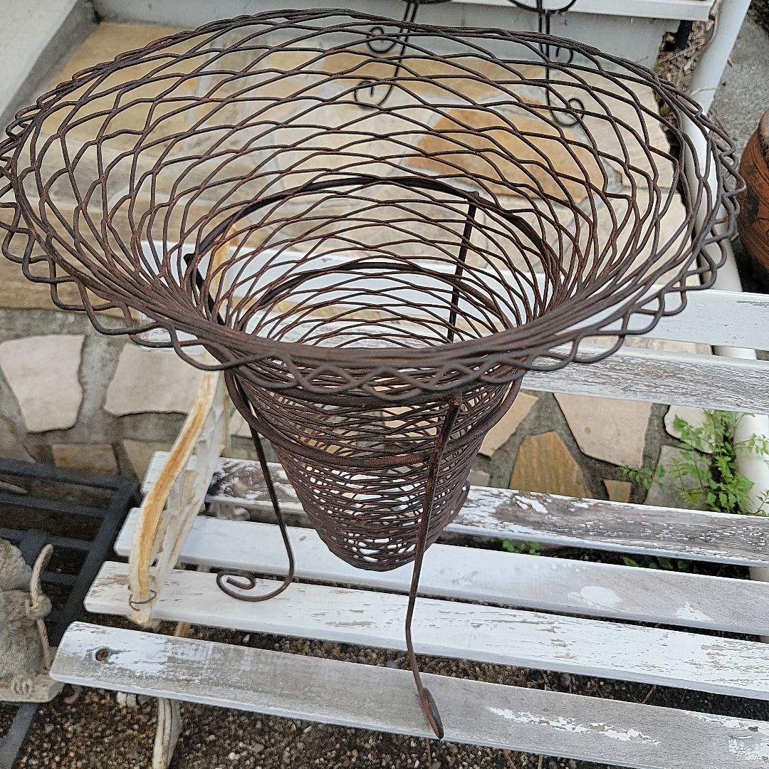 アンティーク-シャビーガーデン　アイアン製コーン型プランターラック　オブジェ