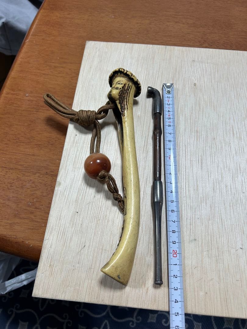 珍品 古い鹿骨の煙管入れと銀製のキセル 印有り