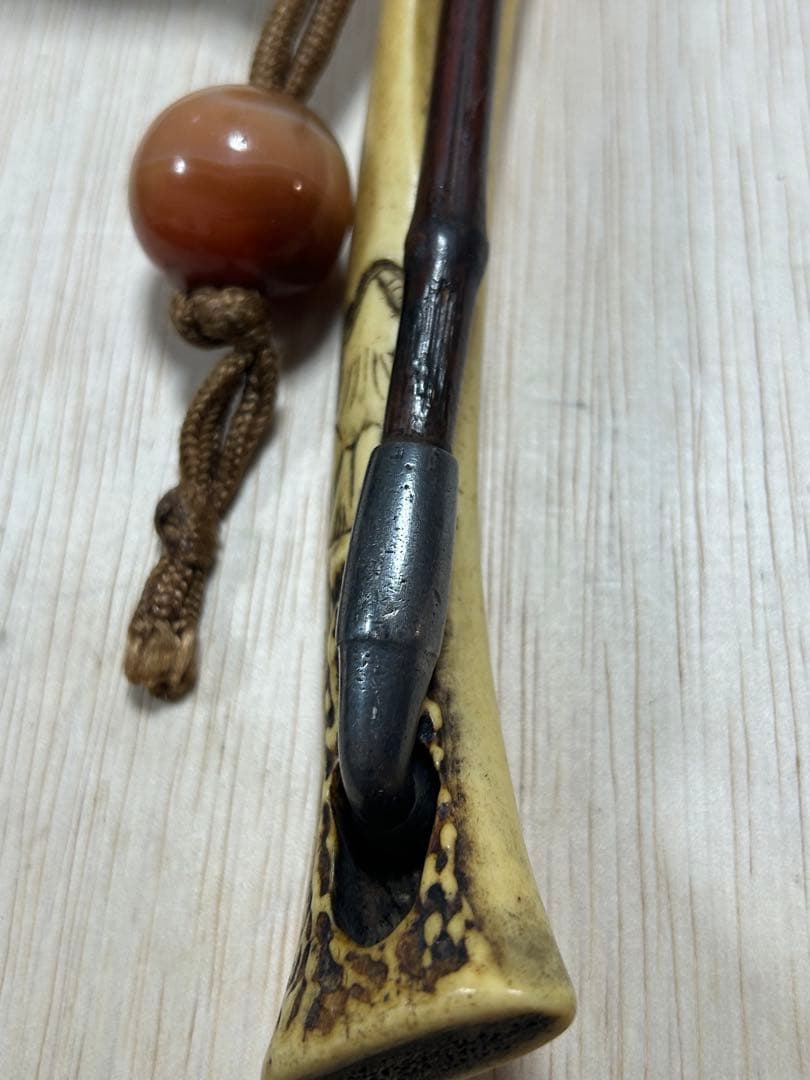 珍品 古い鹿骨の煙管入れと銀製のキセル 印有り