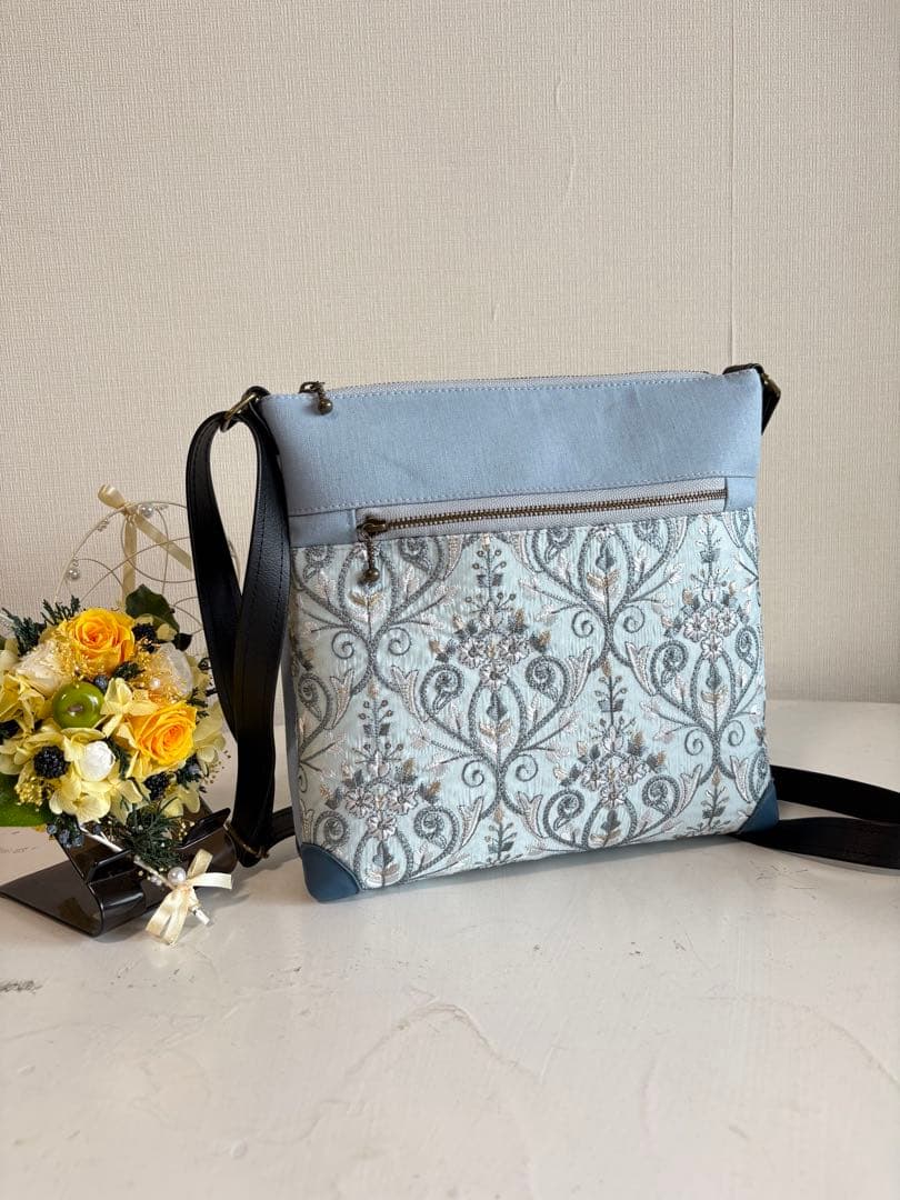 サコッシュ　少し大きめ　ブルー系