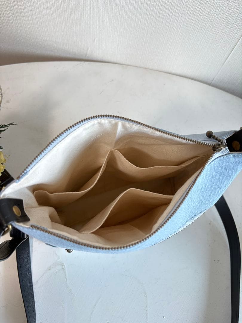 サコッシュ　少し大きめ　ブルー系