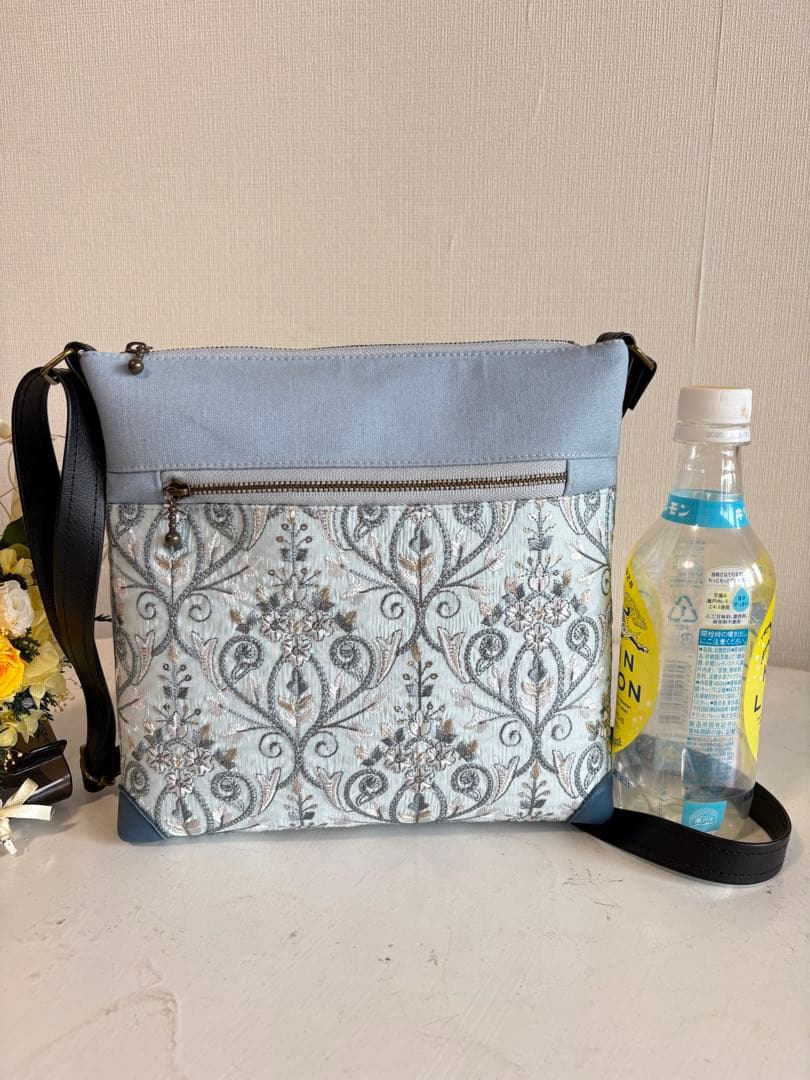 サコッシュ　少し大きめ　ブルー系