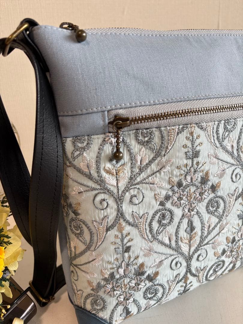 サコッシュ　少し大きめ　ブルー系