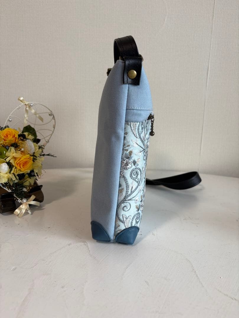 サコッシュ　少し大きめ　ブルー系