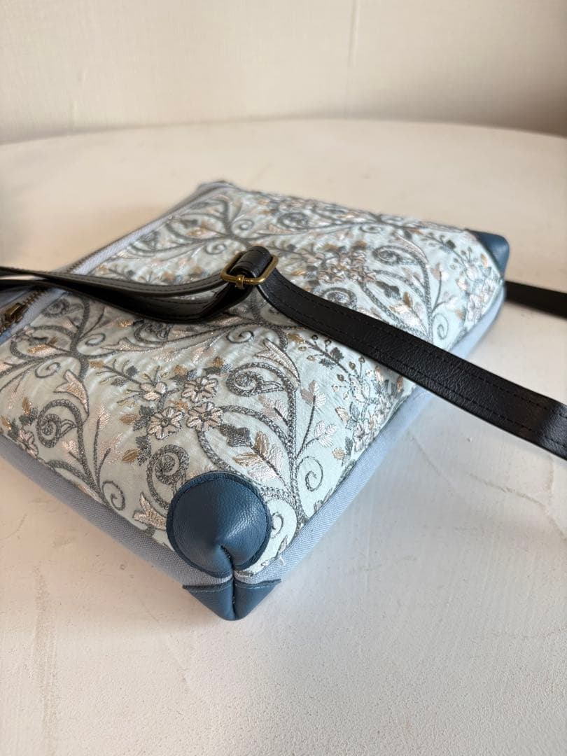 サコッシュ　少し大きめ　ブルー系