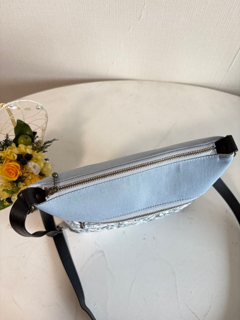 サコッシュ　少し大きめ　ブルー系