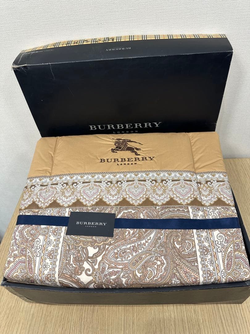 西川布団　BURBERRY 羽毛掛け布団　【新品未使用】