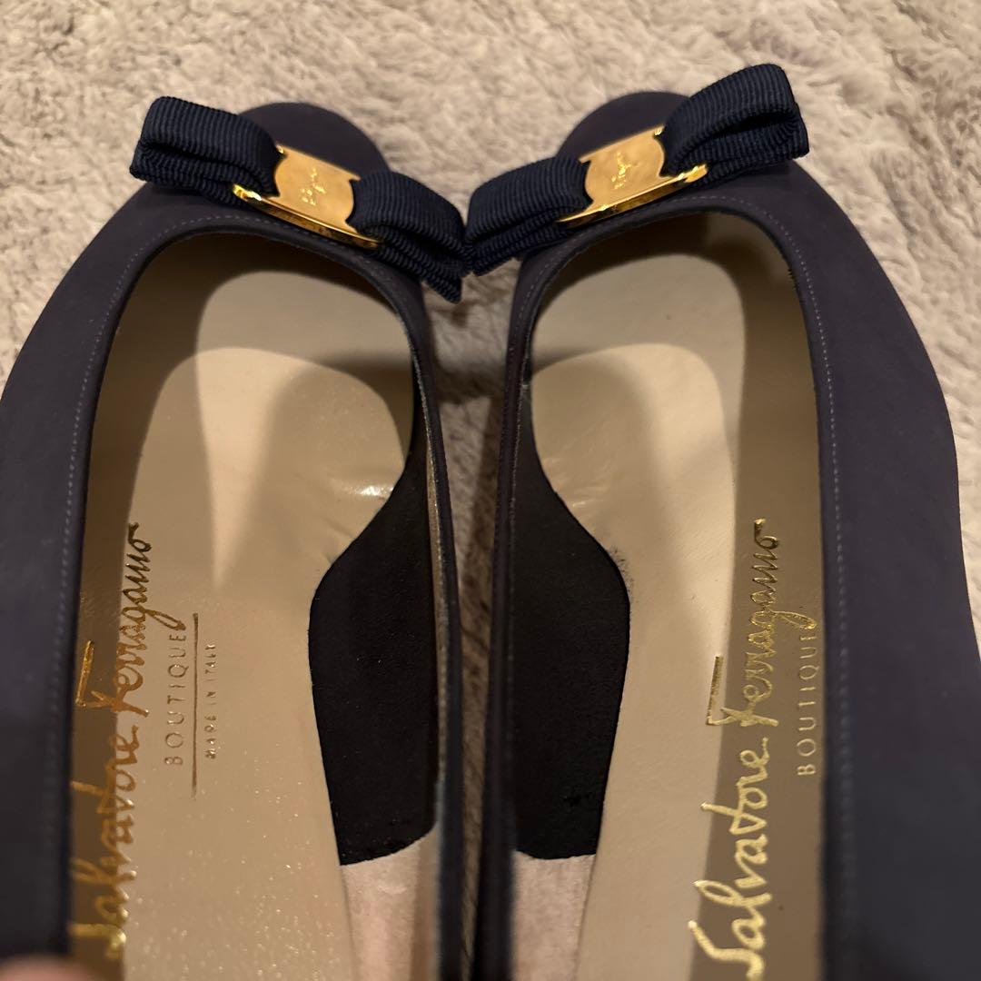 ⭐︎ サルヴァトーレ フェラガモ⭐︎ ヴァラ リボン ヌバック パンプス