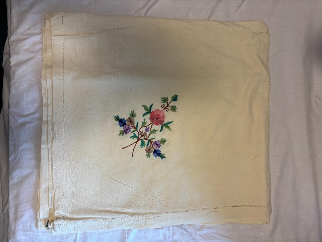 花柄刺繍クリーム色テーブルクロス