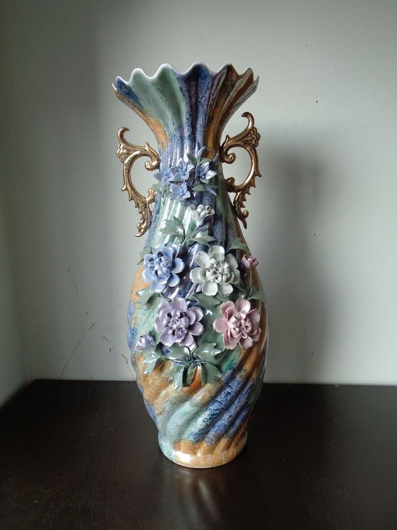 立体的花をちりばめた豪華な花瓶