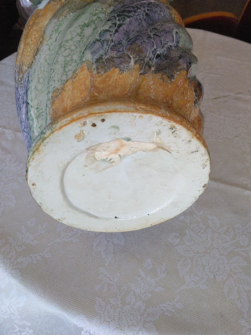 立体的花をちりばめた豪華な花瓶