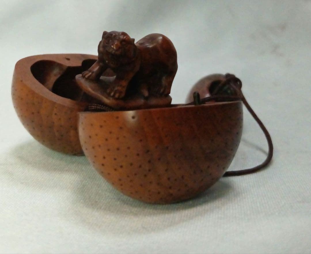 木彫 根付 「柿の中に虎」 からくり根付