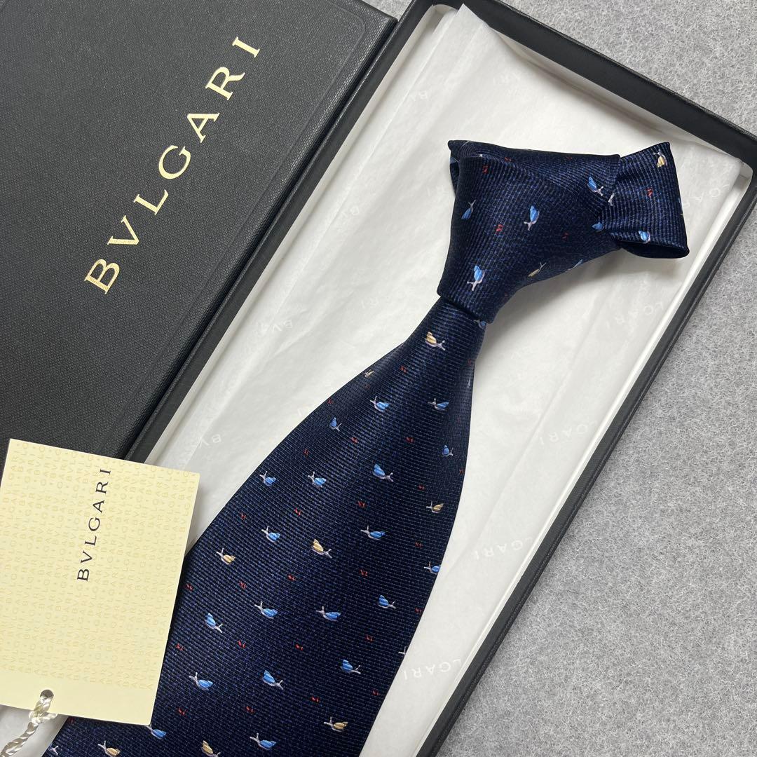 未使用タグ付　箱付　ブルガリ　ネクタイ　紺　セッテピエゲ　重厚感
