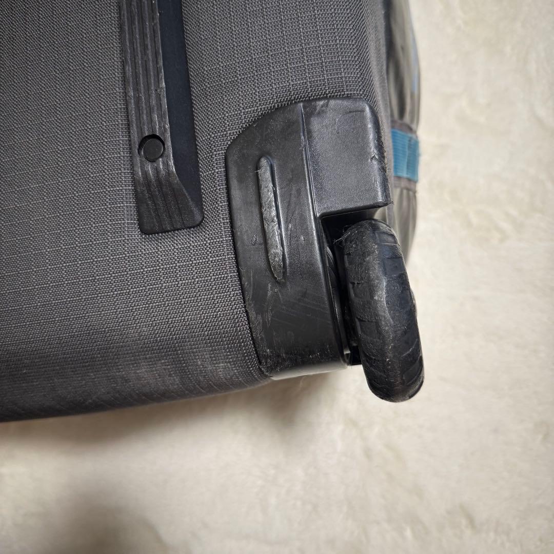 人気パタゴニア　ブラックホール ウィールド ダッフル 40Lグレー