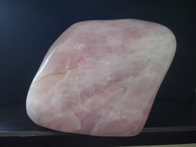 ローズクォーツ天然石磨き石　　1576g　恋愛運  置物３６１
