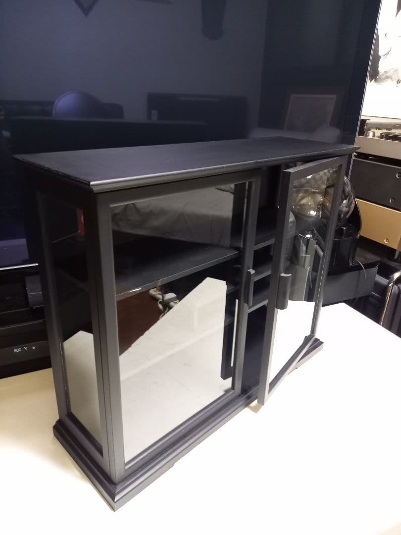 スタイリッシュ　モダン　三面　硝子　マット　ブラック　ショーケース　三段