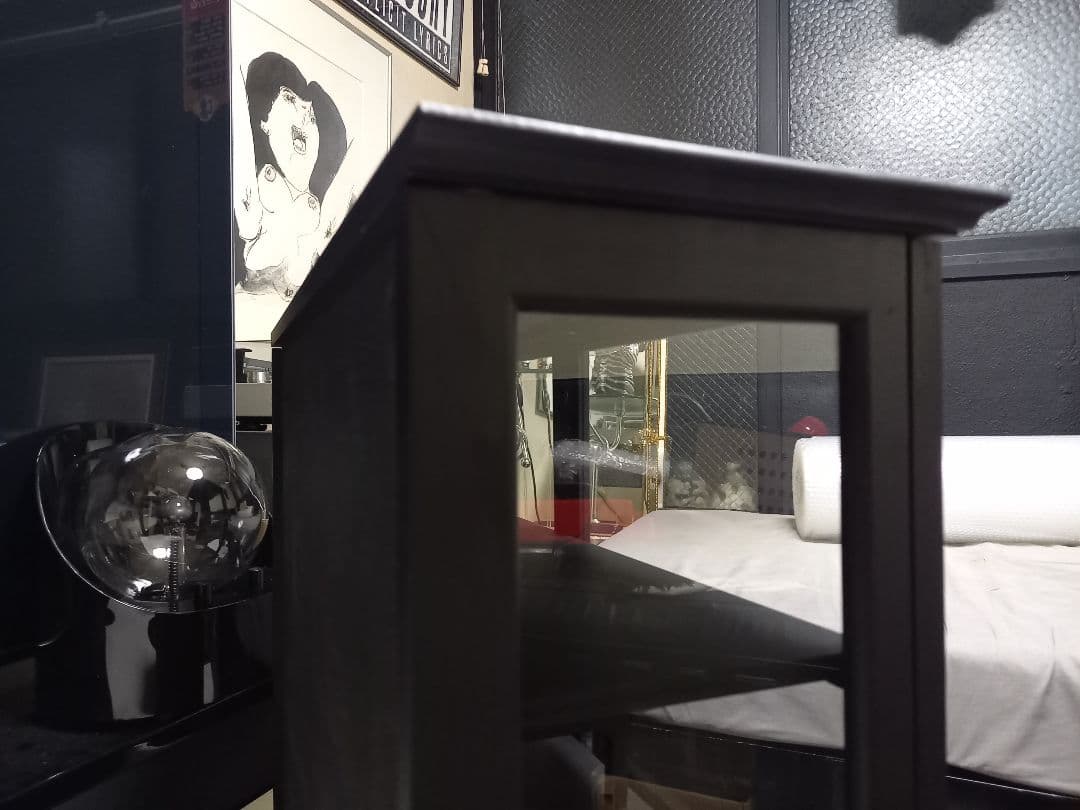 スタイリッシュ　モダン　三面　硝子　マット　ブラック　ショーケース　三段