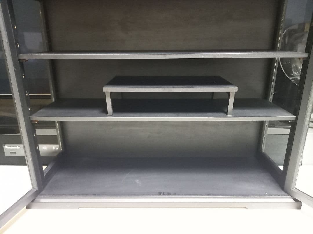 スタイリッシュ　モダン　三面　硝子　マット　ブラック　ショーケース　三段