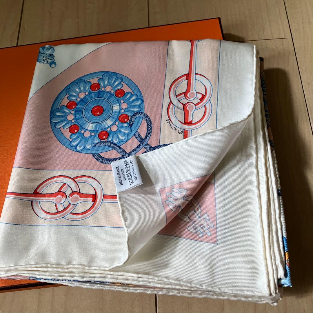 エルメス　カレ90 「Cliquetis (カチカチ・剣柄)カチカチ」柄