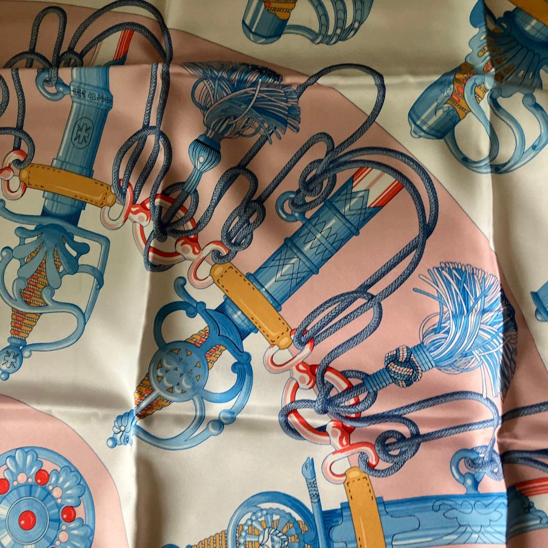 エルメス　カレ90 「Cliquetis (カチカチ・剣柄)カチカチ」柄