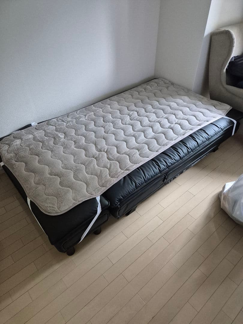 黒い合成皮革ソファベッド / コレクションのみ