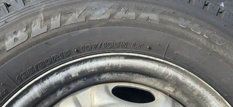 アキラ BLIZZAK スタッドレスタイヤ 195/80R15インチ