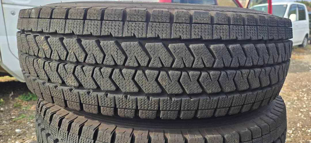 アキラ BLIZZAK スタッドレスタイヤ 195/80R15インチ