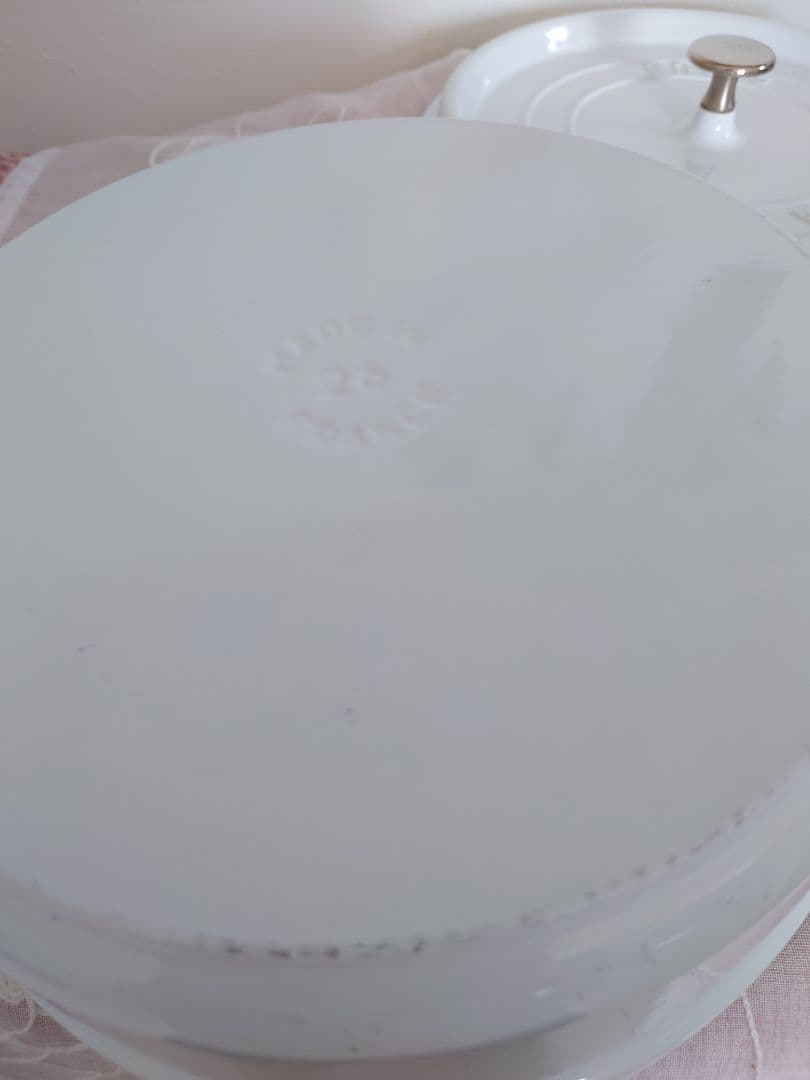 Staubピコココットラウンドシャローホワイト26cm