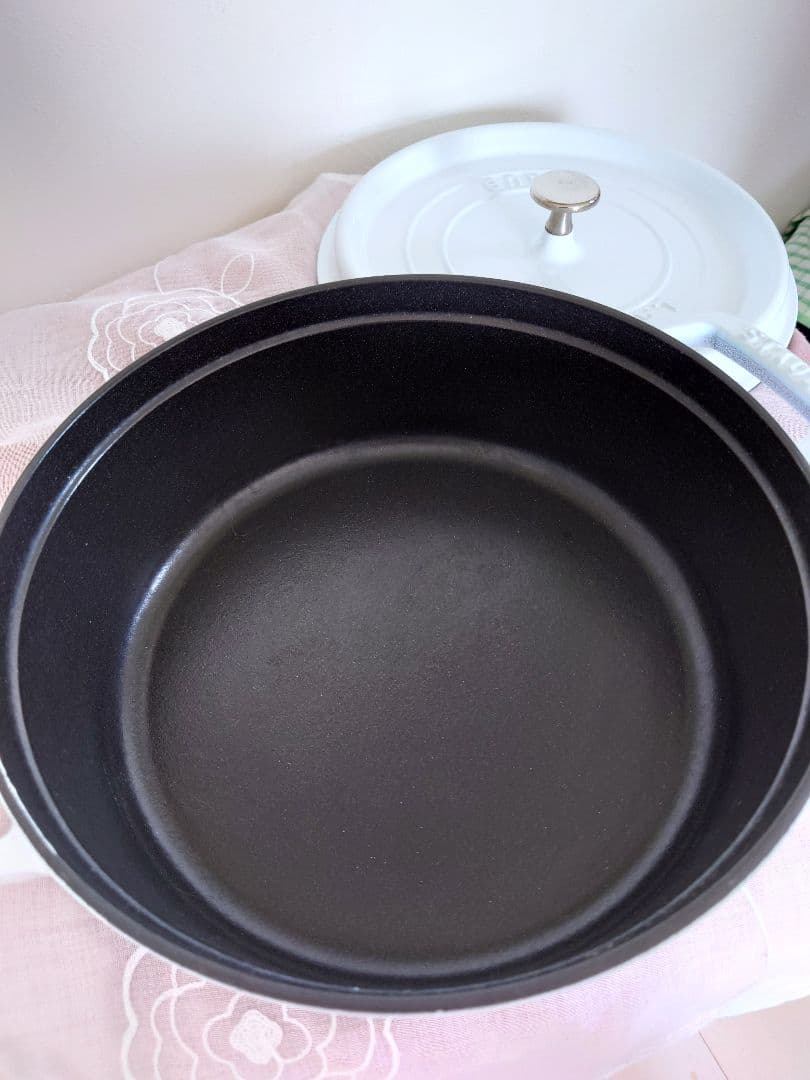 Staubピコココットラウンドシャローホワイト26cm