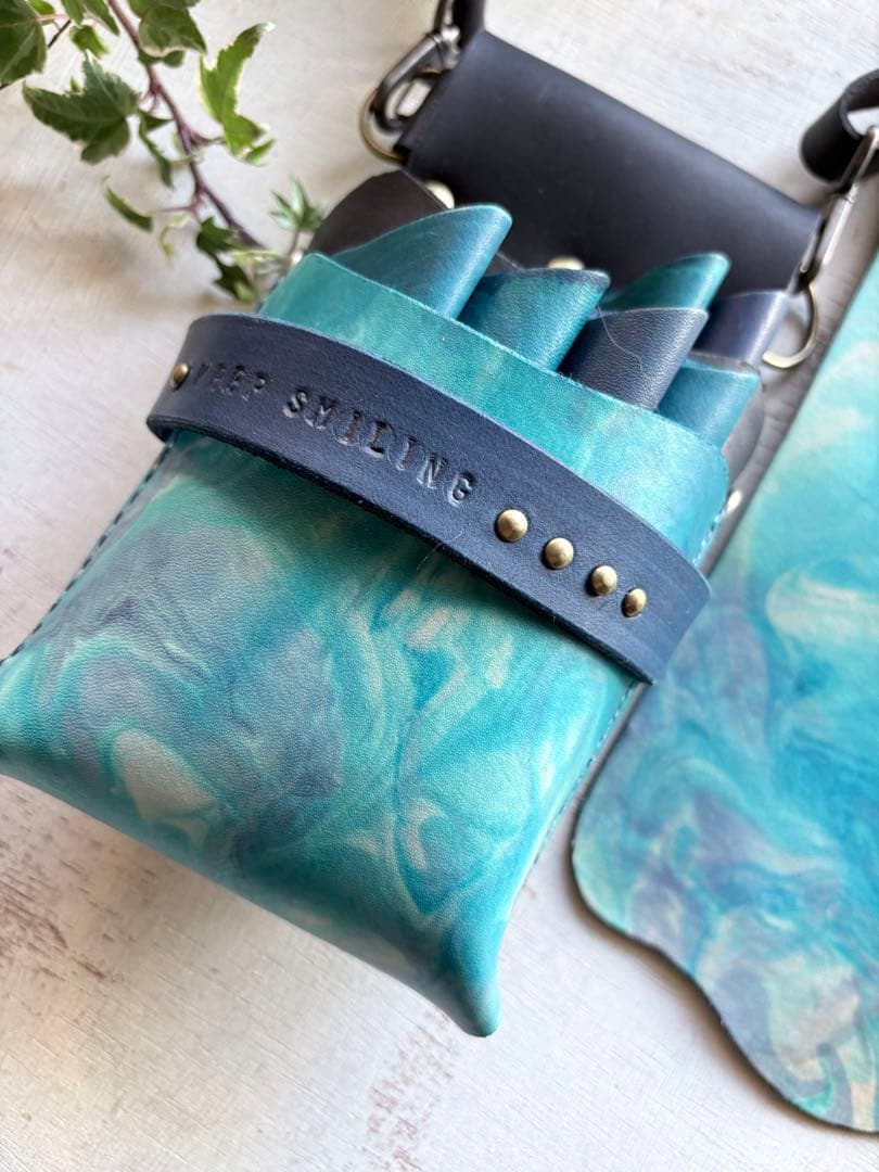 手染めターコイズマーブルの蓋付きコンパクトシザーケース