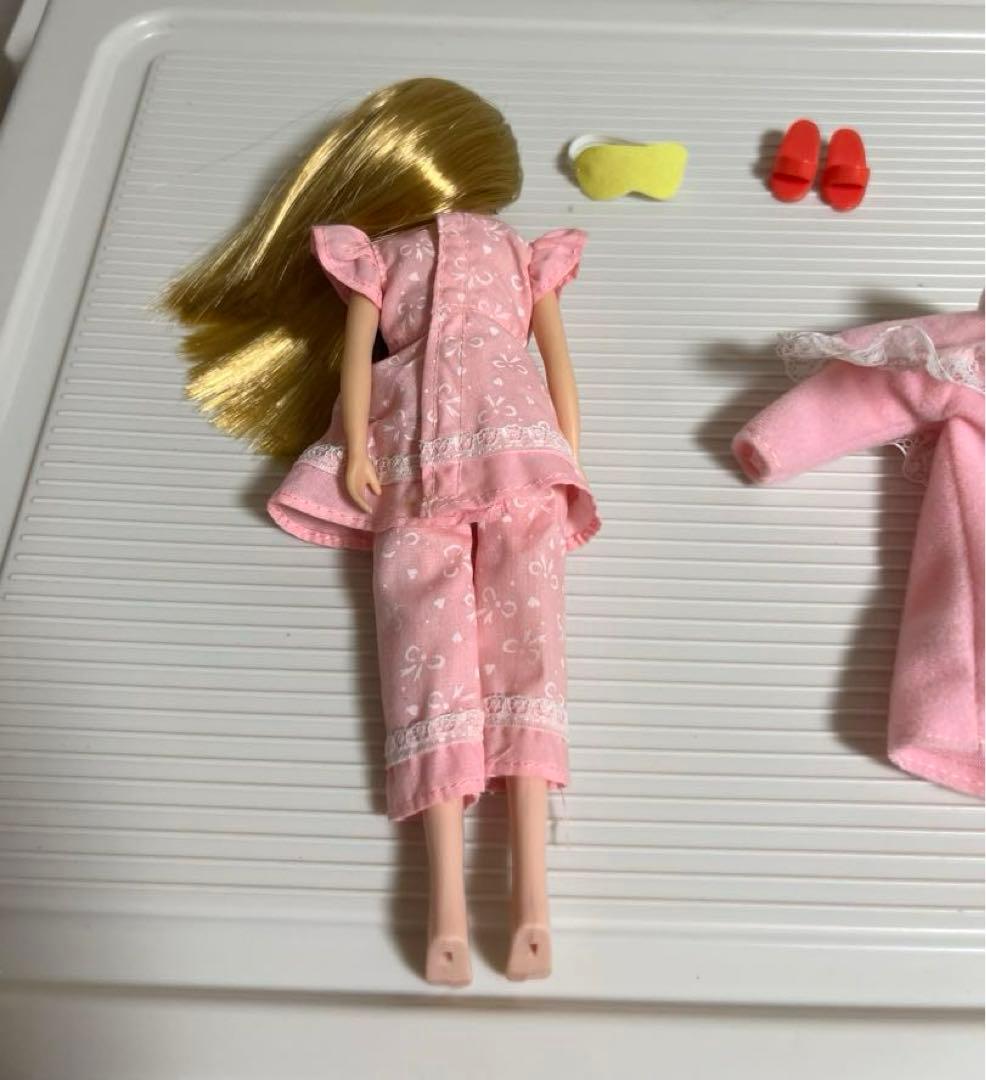 りかちゃんのお人形（寝巻き衣装とクッション）