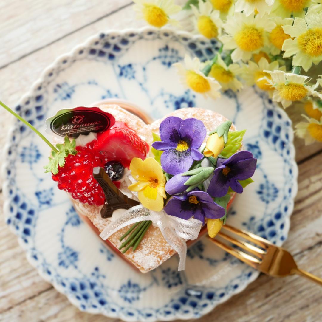 【＊さおり＊様】フェイクスイーツ◆菫ブーケ飾♬ハート型♡パリパリ苺のミルフィーユ