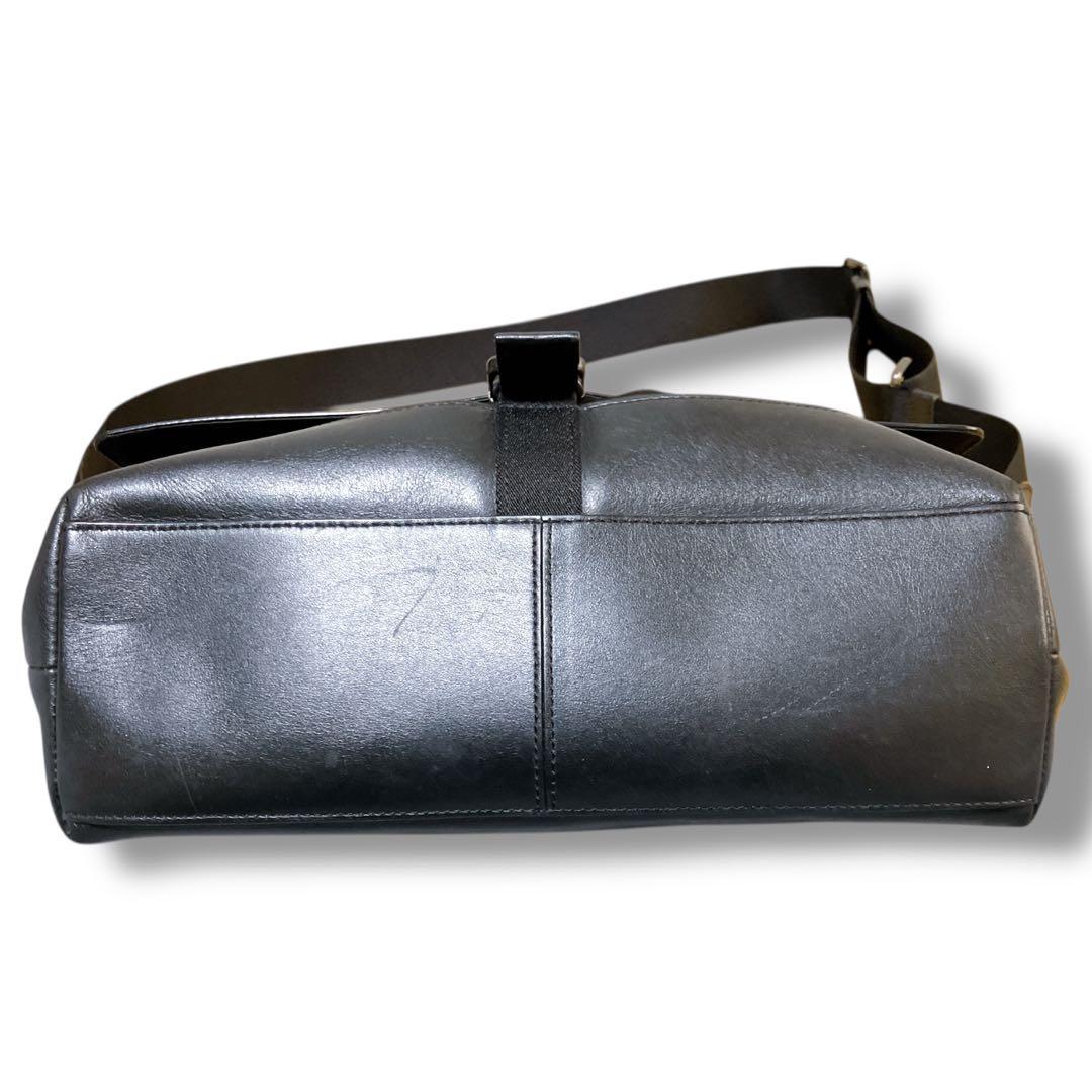 コーチ 斜め掛け可 パンチングフラップ メッセンジャーバッグ ブラック ベージュ