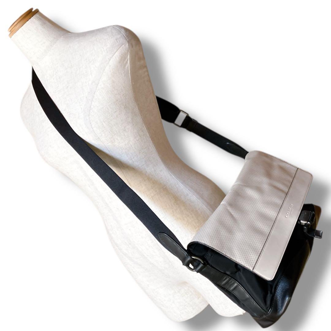 コーチ 斜め掛け可 パンチングフラップ メッセンジャーバッグ ブラック ベージュ