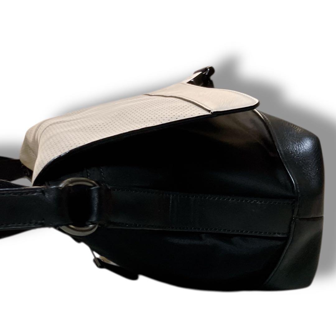 コーチ 斜め掛け可 パンチングフラップ メッセンジャーバッグ ブラック ベージュ