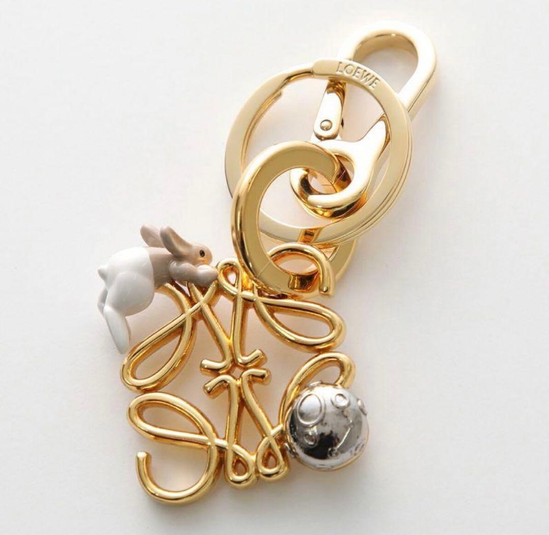 LOEWE アナグラムチャーム　ウサギと月