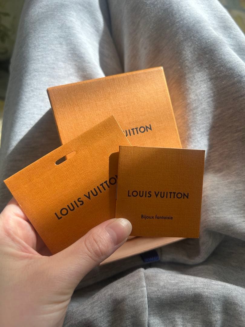 LOUIS VUITTON ロゴチャーム ピアス