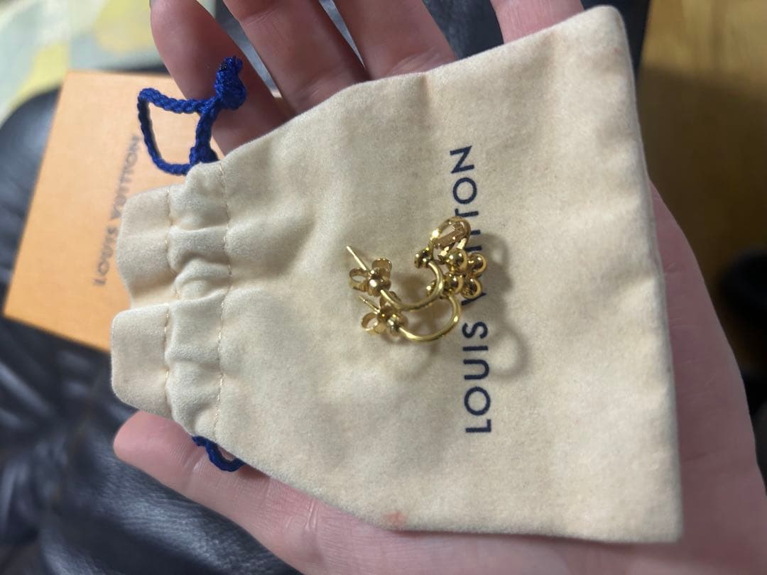 LOUIS VUITTON ロゴチャーム ピアス