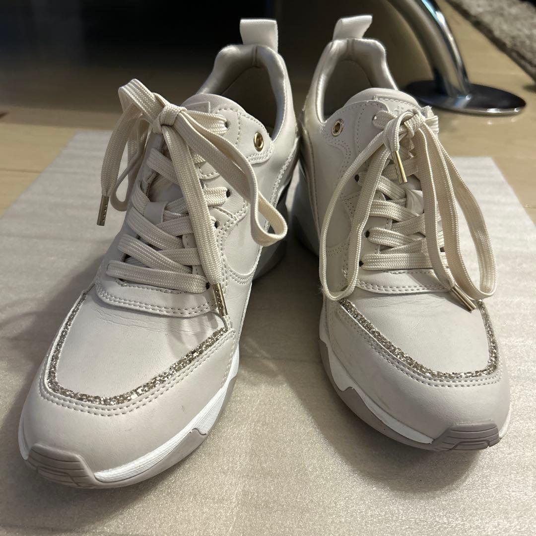 【＋diana】ホワイトビジュー付きスニーカー