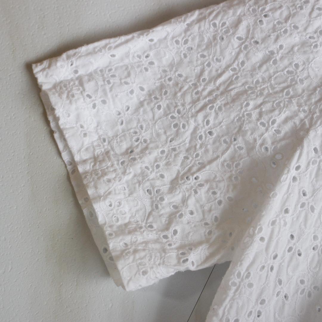 【現行タグ】45R タペットカットワークの四角ブラウス Lサイズ 白色